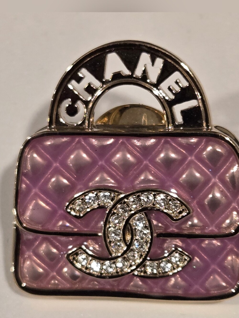 #134 - CHANEL Metal Strass Pin Brooch ABD441, pink bag with rhinestones - Picture 12 of 12